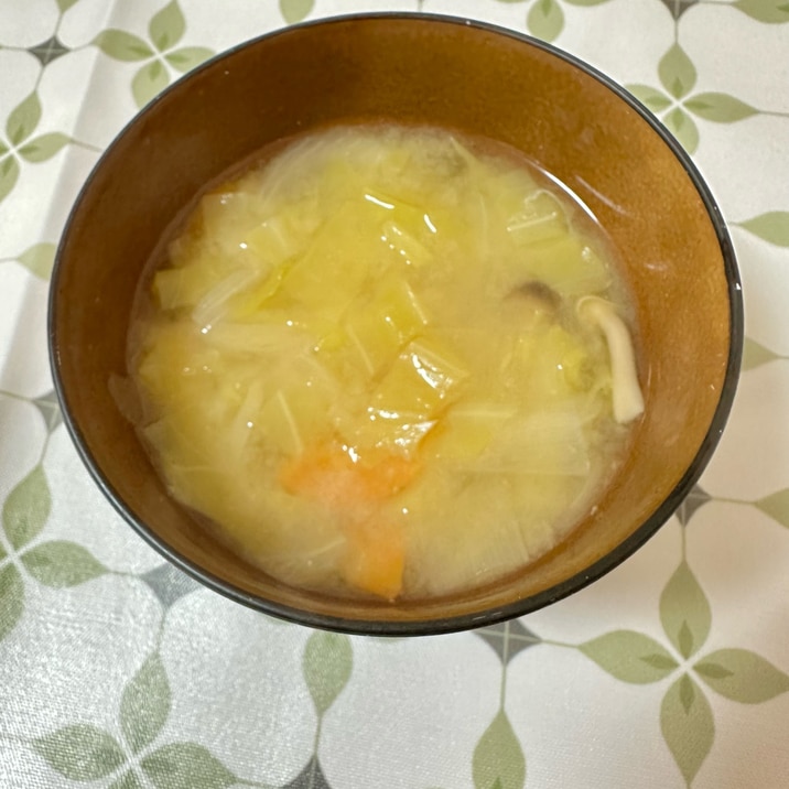 キャベツ、人参、しめじの味噌汁